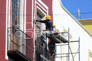 CONTINÚAN PINTANDO FACHADA DE LA CATEDRAL