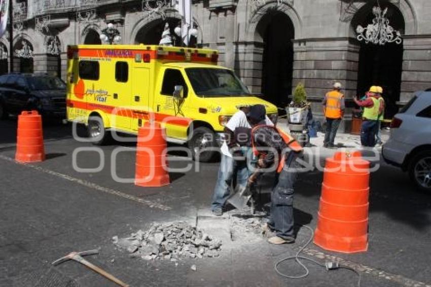 OBRA FRENTE AL PALACIO MUNICIPAL