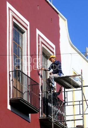 CONTINÚAN PINTANDO FACHADA DE LA CATEDRAL