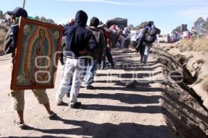 PEREGRINOS AVANZAN HACIA LA BASÍLICA DE GUADALUPE