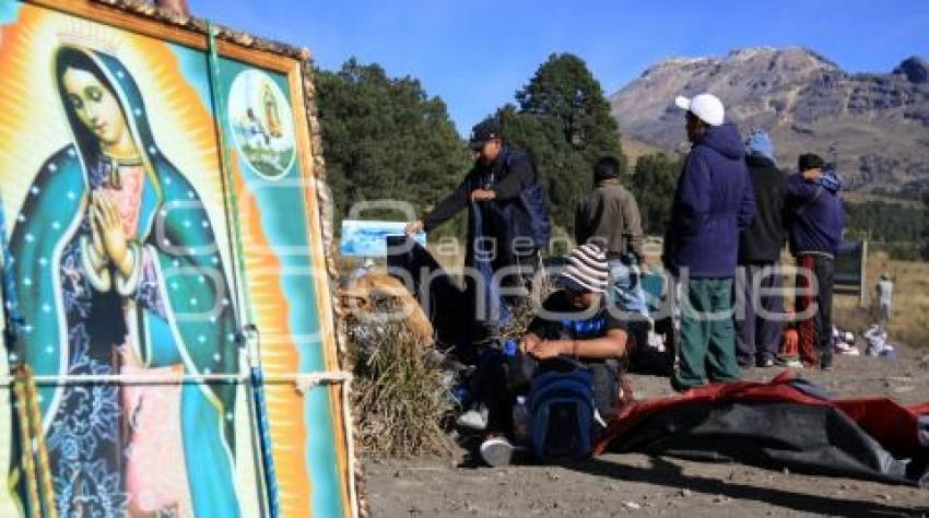 PEREGRINOS AVANZAN HACIA LA BASÍLICA DE GUADALUPE