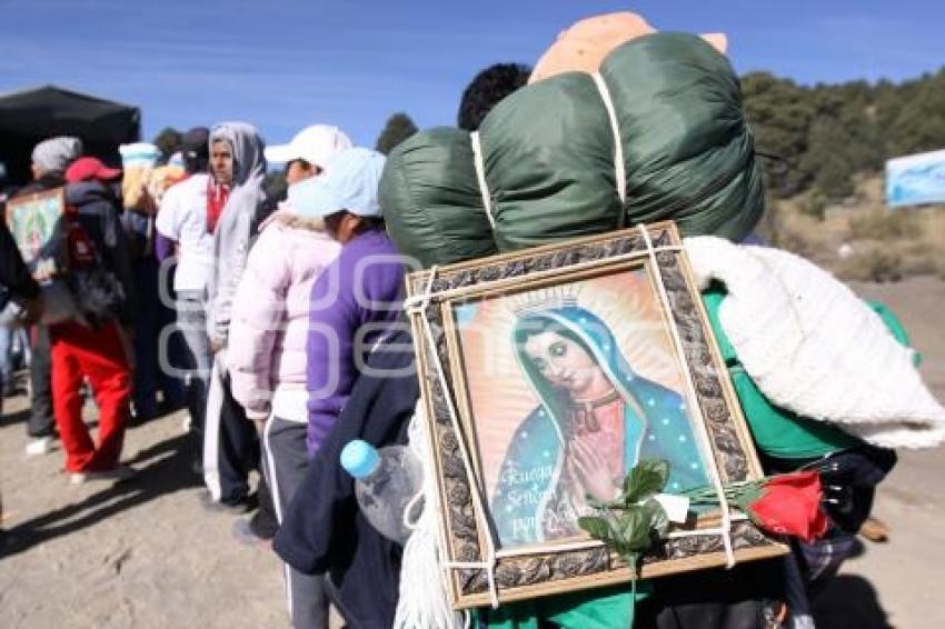 PEREGRINOS AVANZAN HACIA LA BASÍLICA DE GUADALUPE