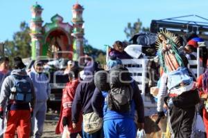 PEREGRINOS AVANZAN HACIA LA BASÍLICA DE GUADALUPE