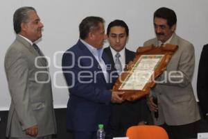 RECTOR BUAP RECIBE RECONOCIMIENTO ORGANISMOS DEL VALLE DE TEHUACAN