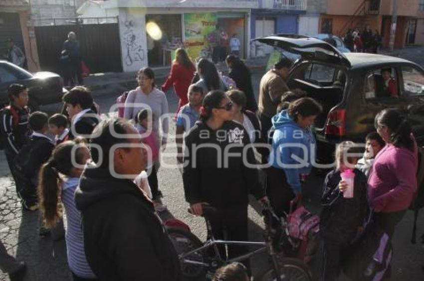 PADRES DE FAMILIA IMPIDEN ACCESO ESCUELA EMILIANO ZAPATA