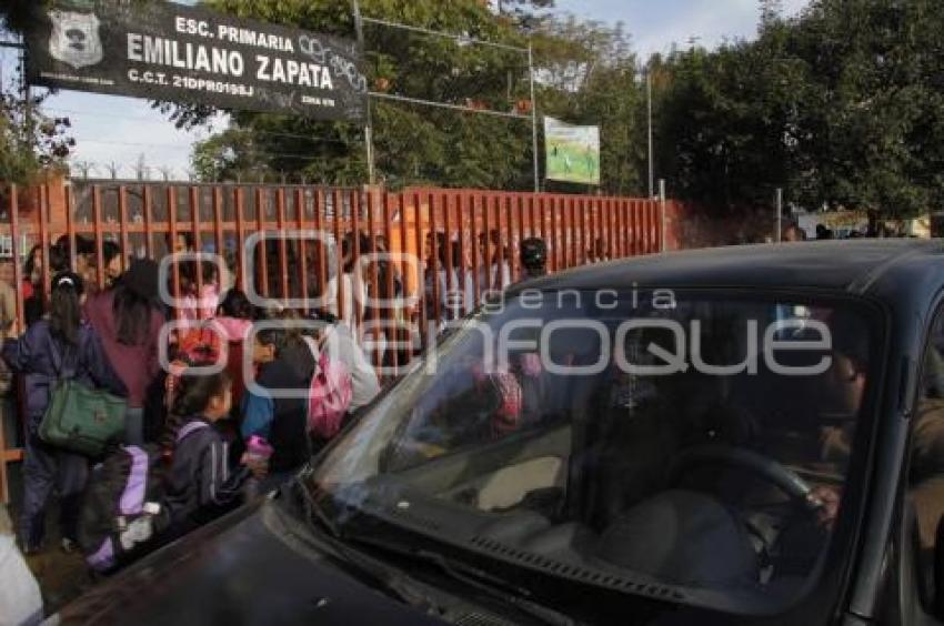 PADRES DE FAMILIA IMPIDEN ACCESO ESCUELA EMILIANO ZAPATA