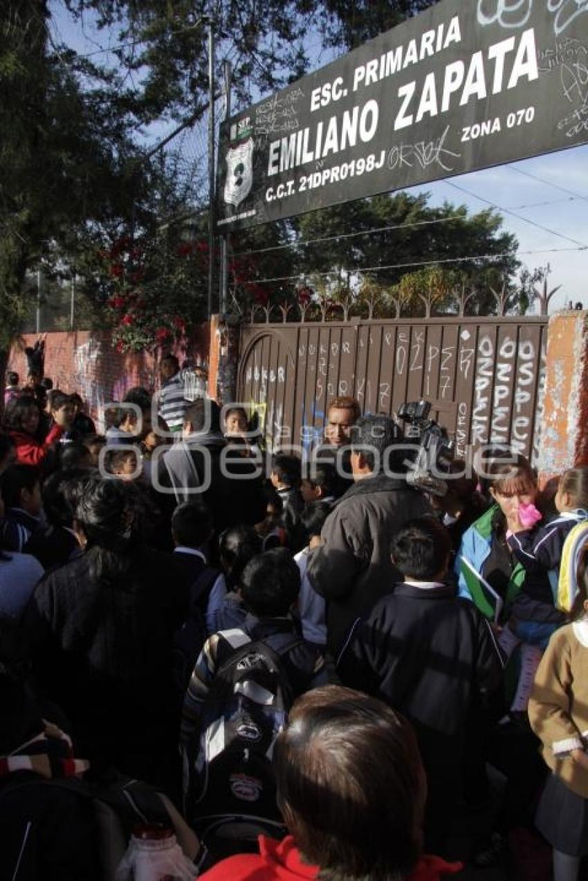 PADRES DE FAMILIA IMPIDEN ACCESO ESCUELA EMILIANO ZAPATA