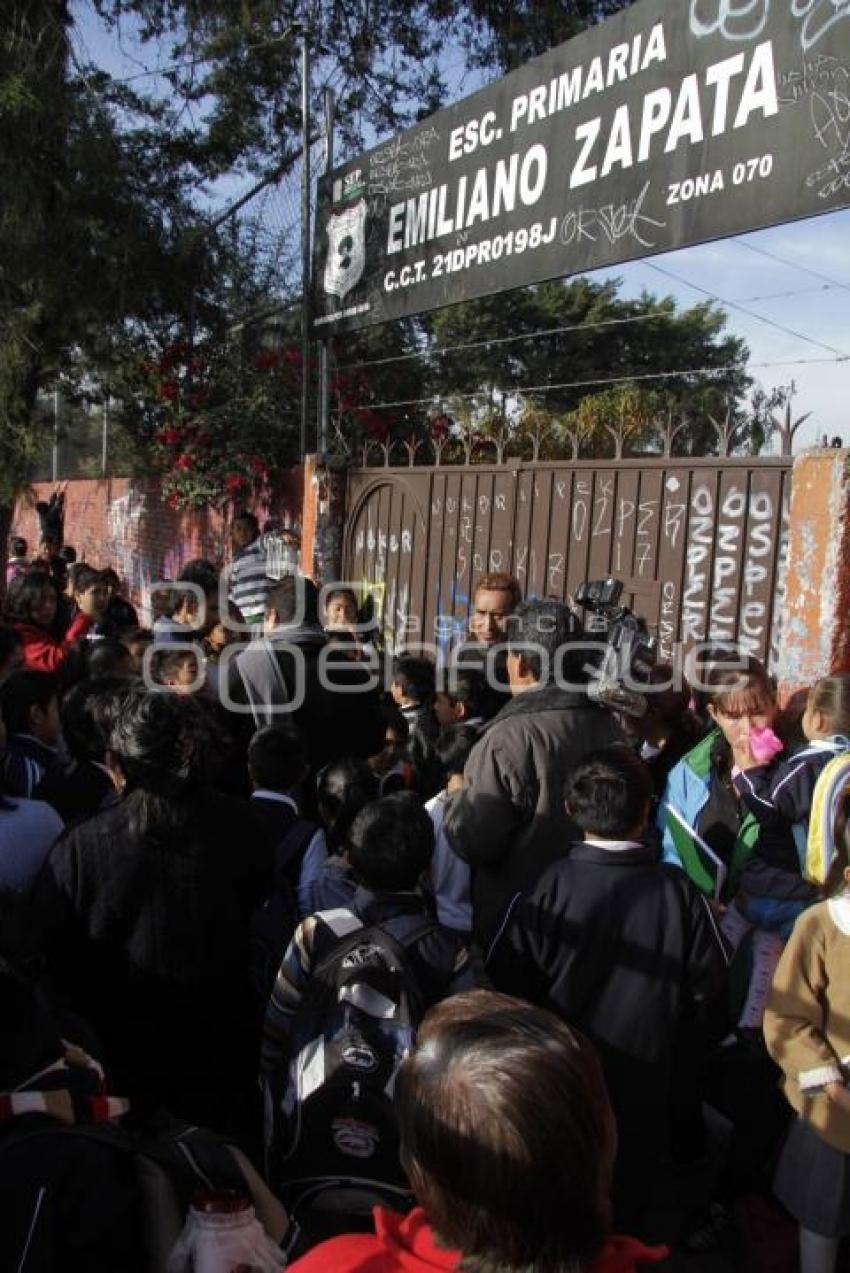 PADRES DE FAMILIA IMPIDEN ACCESO ESCUELA EMILIANO ZAPATA