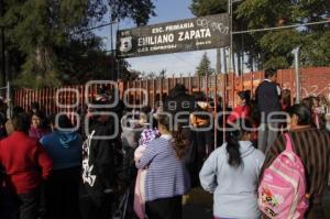 PADRES DE FAMILIA IMPIDEN ACCESO ESCUELA EMILIANO ZAPATA