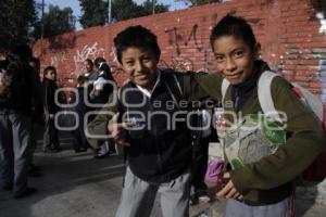 PADRES DE FAMILIA IMPIDEN ACCESO ESCUELA EMILIANO ZAPATA