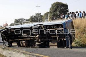 VOLCADURA DE AUTOBÚS DE PASAJEROS ATAH