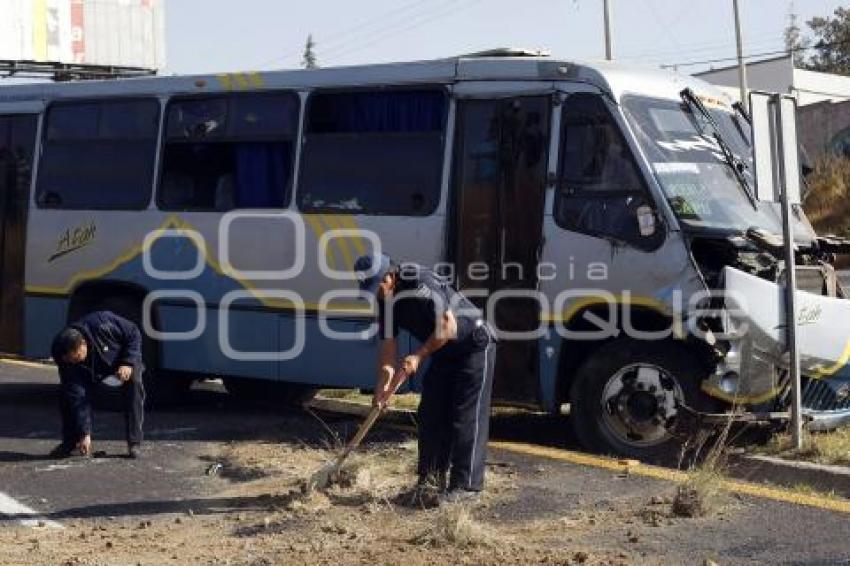 VOLCADURA DE AUTOBÚS DE PASAJEROS ATAH