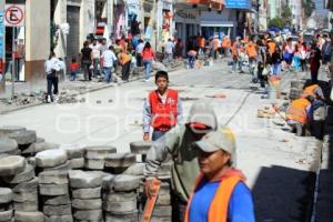 COLOCACIÓN DE ADOQUINES EN LA 16 ORIENTE