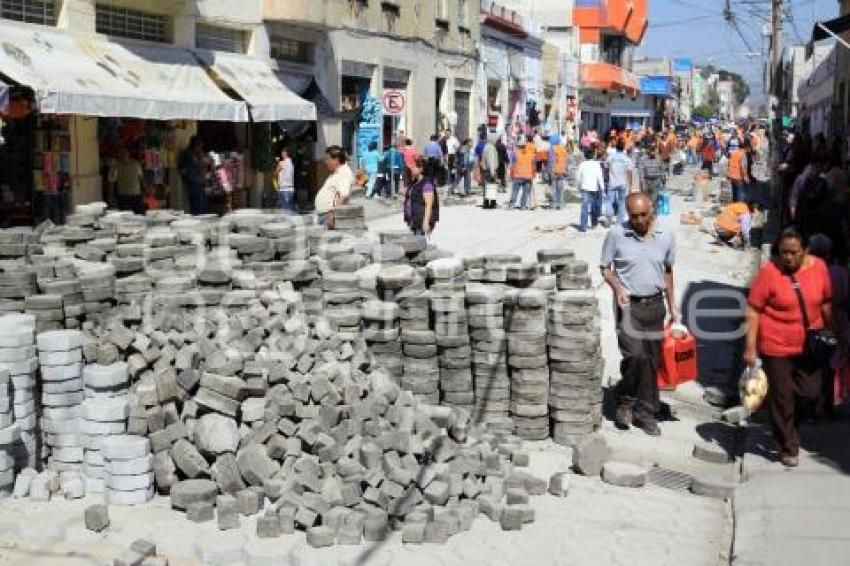 COLOCACIÓN DE ADOQUINES EN LA 16 ORIENTE