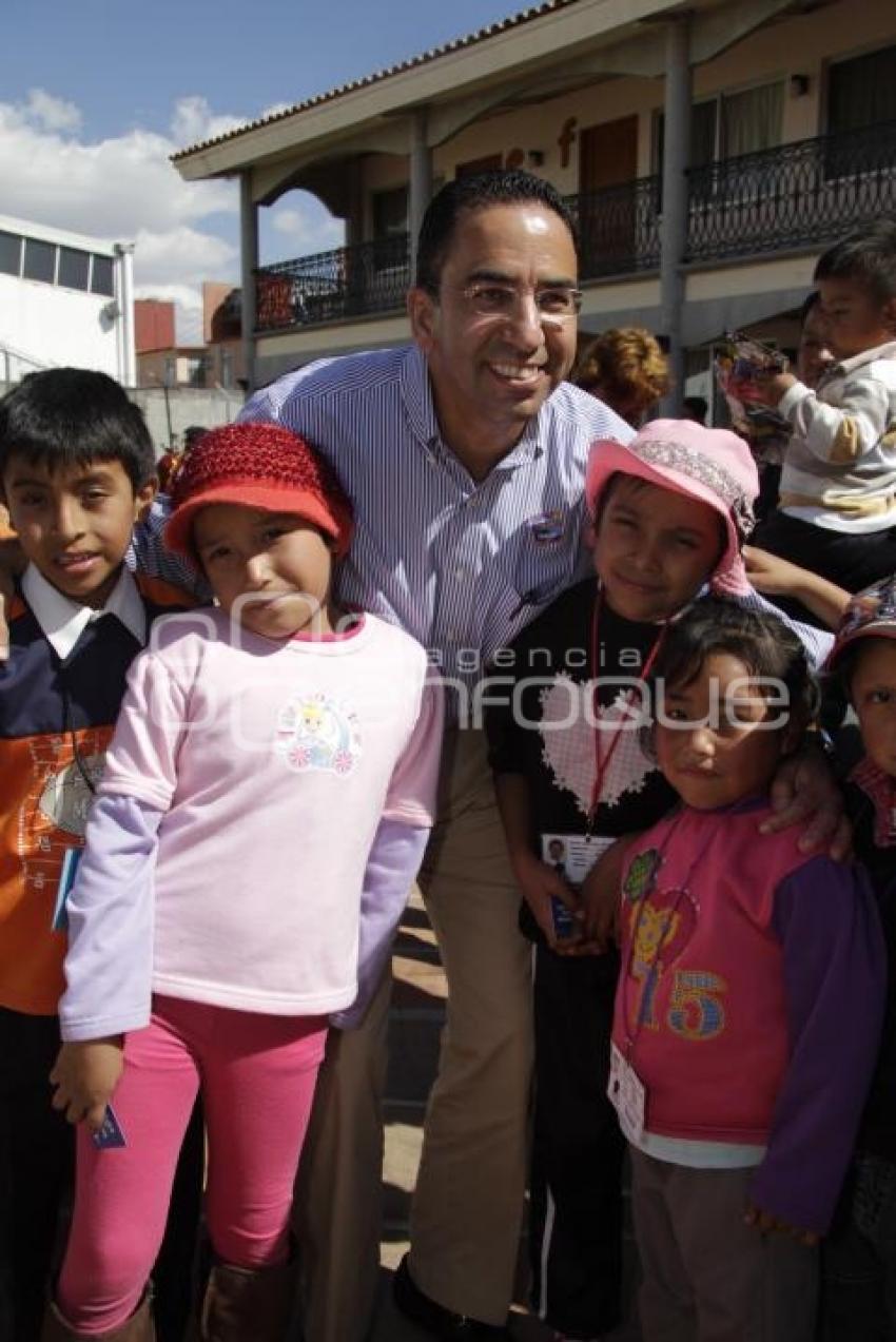 JAVIER LOZANO REGALA JUGUETES