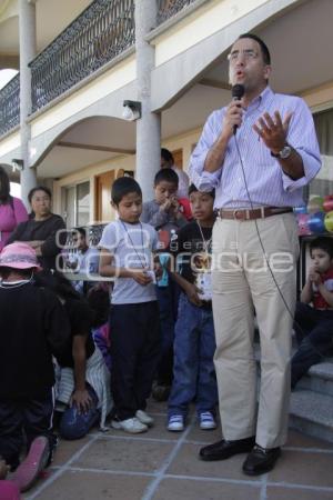 JAVIER LOZANO REGALA JUGUETES