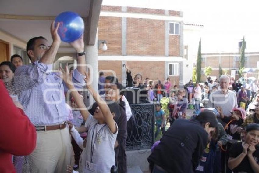 JAVIER LOZANO REGALA JUGUETES