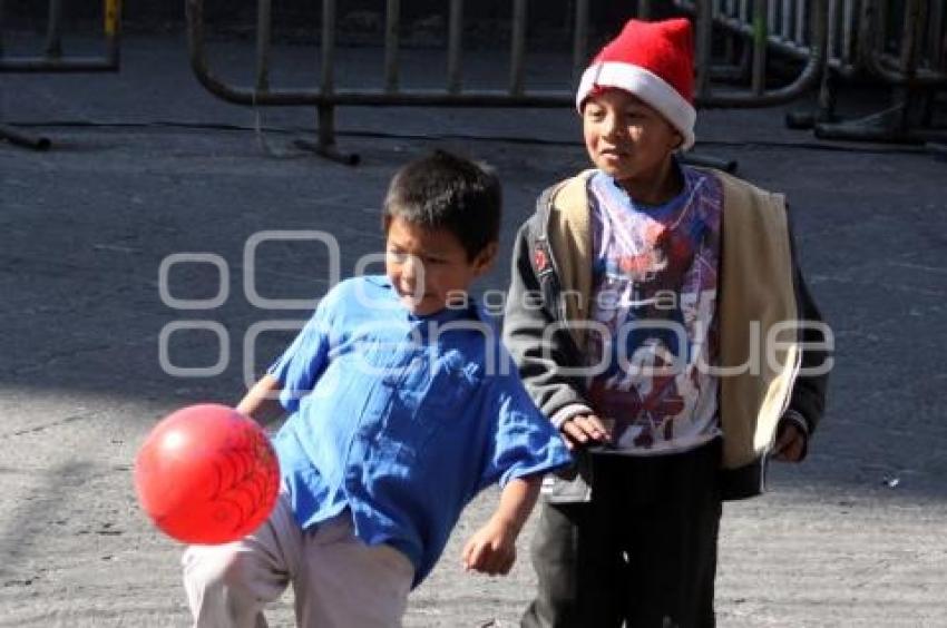 NIÑOS FELICES CON LA LLEGADA DE LOS REYES MAGOS