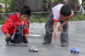 NIÑOS FELICES CON LA LLEGADA DE LOS REYES MAGOS