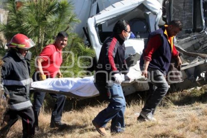 CHOQUE DEJA TRES MUERTOS EN LA AMOZOC PEROTE