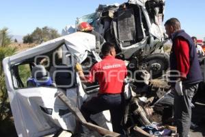 CHOQUE DEJA TRES MUERTOS EN LA AMOZOC PEROTE