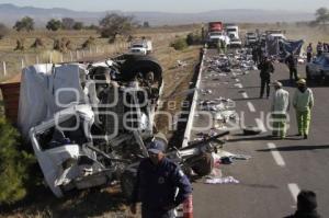 CHOQUE DEJA TRES MUERTOS EN LA AMOZOC PEROTE