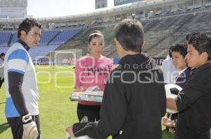 FUTBOL . PUEBLA FC REGALA JUGUETES