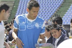 FUTBOL . PUEBLA FC REGALA JUGUETES