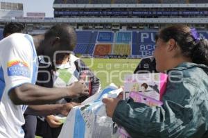 FUTBOL . PUEBLA FC REGALA JUGUETES