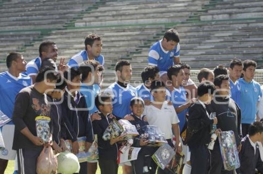 FUTBOL . PUEBLA FC REGALA JUGUETES