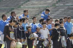 FUTBOL . PUEBLA FC REGALA JUGUETES