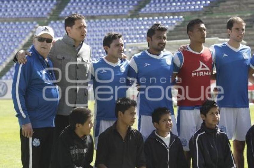 FUTBOL . PUEBLA FC REGALA JUGUETES