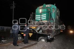 ACCIDENTE TREN EMBISTE TAXI