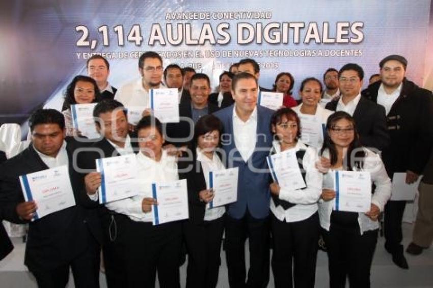 GOBERNADOR ENTREGA CERTIFICADOS A DOCENTES