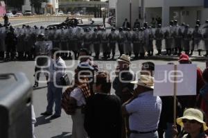 GRANADEROS IMPIDEN MANIFESTACIÓN HACIA EL SEGUNDO INFORME DE GOBIERNO