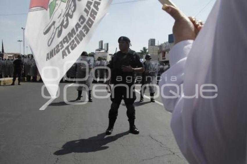 GRANADEROS IMPIDEN MANIFESTACIÓN HACIA EL SEGUNDO INFORME DE GOBIERNO