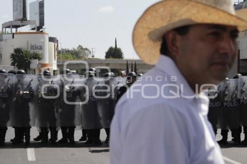 GRANADEROS IMPIDEN MANIFESTACIÓN HACIA EL SEGUNDO INFORME DE GOBIERNO