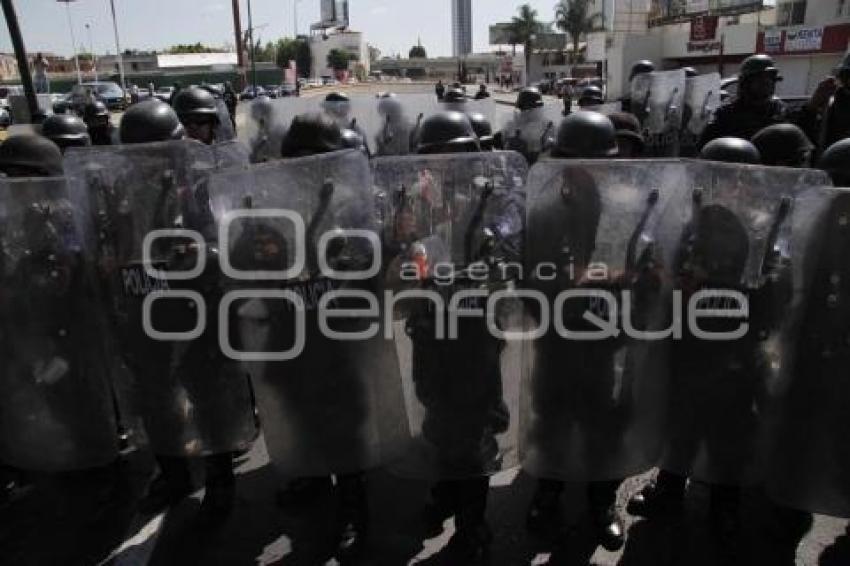 GRANADEROS IMPIDEN MANIFESTACIÓN HACIA EL SEGUNDO INFORME DE GOBIERNO