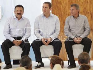 INAUGURA GOBERNADOR REMODELACIÓN DE IZÚCAR