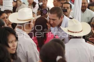 INAUGURA GOBERNADOR REMODELACIÓN DE IZÚCAR