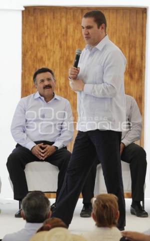 INAUGURA GOBERNADOR REMODELACIÓN DE IZÚCAR