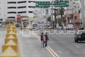 CONSTRUYEN PUENTE PEATONAL PARA LA RUTA