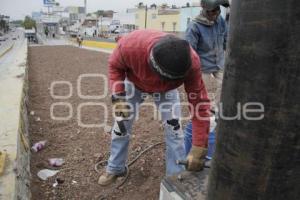 CONSTRUYEN PUENTE PEATONAL PARA LA RUTA