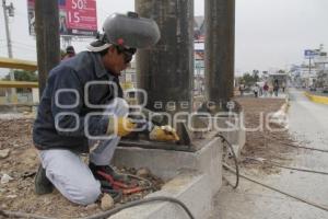 CONSTRUYEN PUENTE PEATONAL PARA LA RUTA