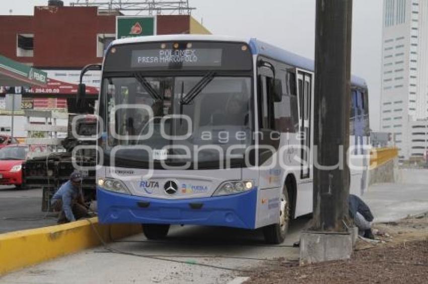 CONSTRUYEN PUENTE PEATONAL PARA LA RUTA