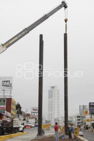 CONSTRUYEN PUENTE PEATONAL PARA LA RUTA