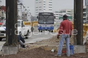 CONSTRUYEN PUENTE PEATONAL PARA LA RUTA