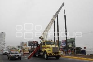 CONSTRUYEN PUENTE PEATONAL PARA LA RUTA