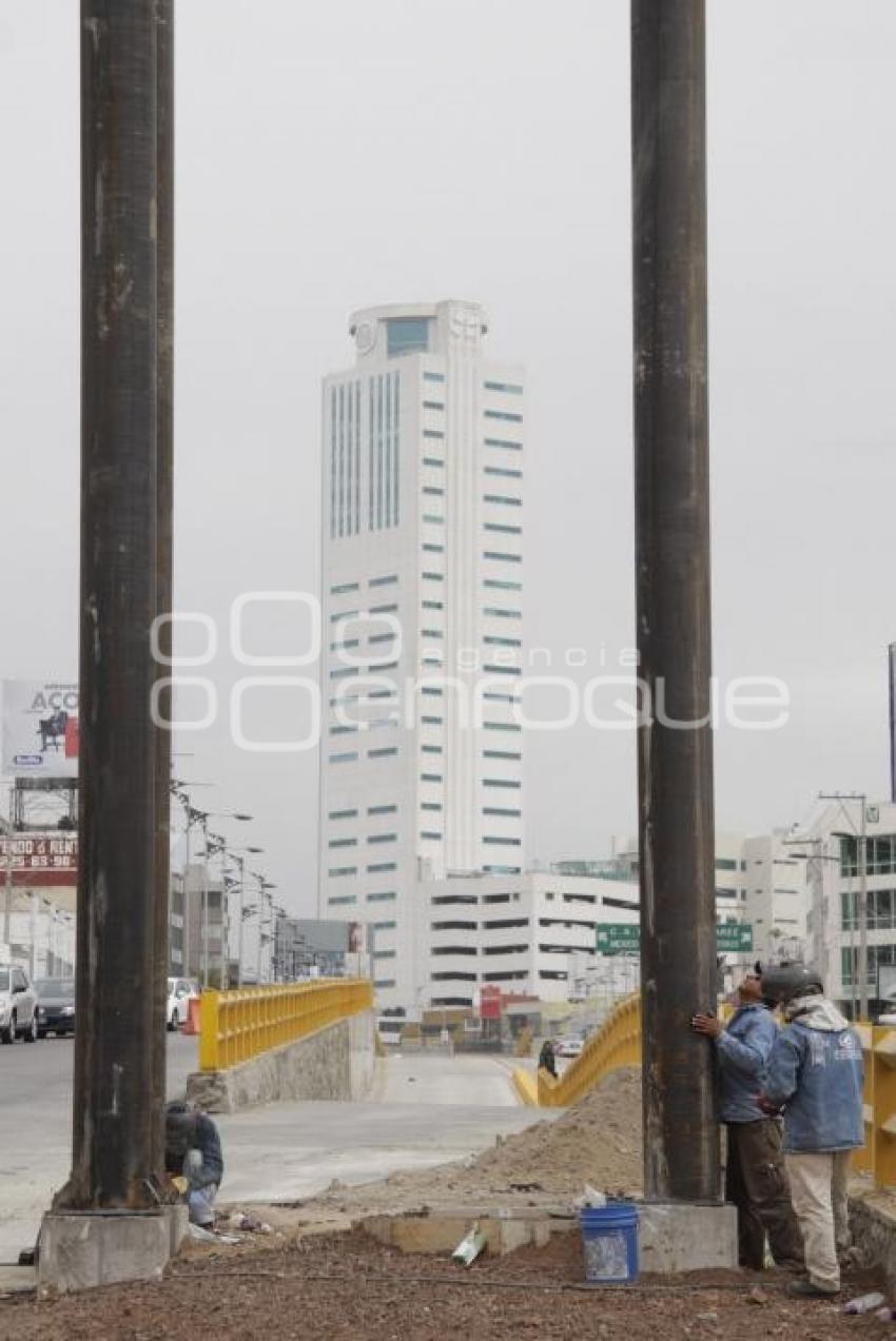 CONSTRUYEN PUENTE PEATONAL PARA LA RUTA