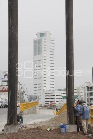 CONSTRUYEN PUENTE PEATONAL PARA LA RUTA